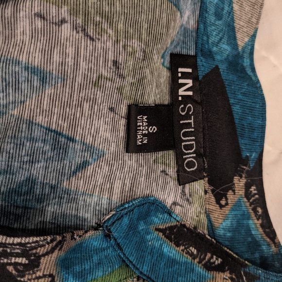 Ladies size small I.N. Studio top short sleeve. EUC - Picture 4 of 4